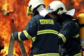 V Dolnej Marikovej hori les hasici zo styroch okresov sa snazia dostat poziar pod kontrolu