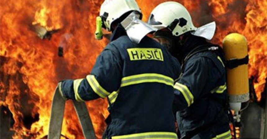 V Dolnej Marikovej hori les hasici zo styroch okresov sa snazia dostat poziar pod kontrolu