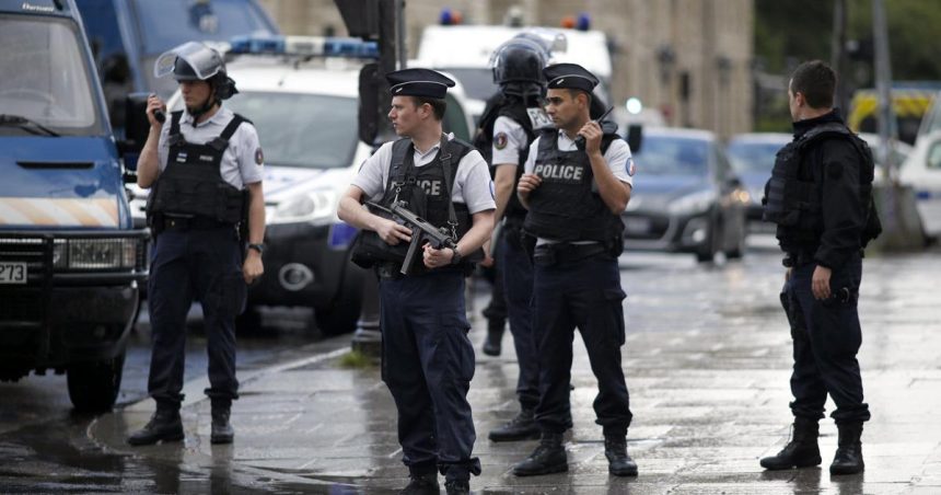 Vo Francuzsku zatkli dvoch bratov planovali smrtelny antisemitsky utok