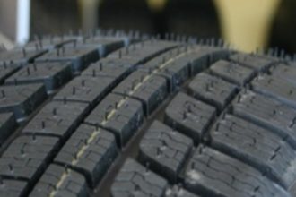 Vo Svedlari niekto pocas noci poskodil pneumatiky na 32 autach