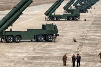 Vodca KLDR spolu s dcerou sledoval test salvovych raketometov