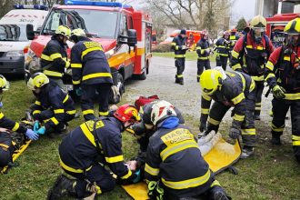 Vybuch dym a panika Pocas dramatickeho cvicenia hasicov na gymnaziu zlanovali k zranenym a deti tahali z dymu