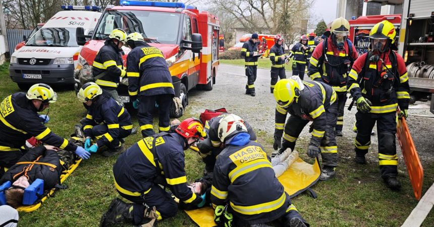 Vybuch dym a panika Pocas dramatickeho cvicenia hasicov na gymnaziu zlanovali k zranenym a deti tahali z dymu