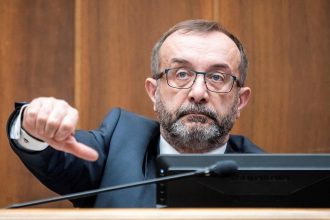 Zrusenie zakona o transformacii Uradu na ochranu oznamovatelov prostrednictvom prilepku je podla Puciho casovo najvyhodnejsie