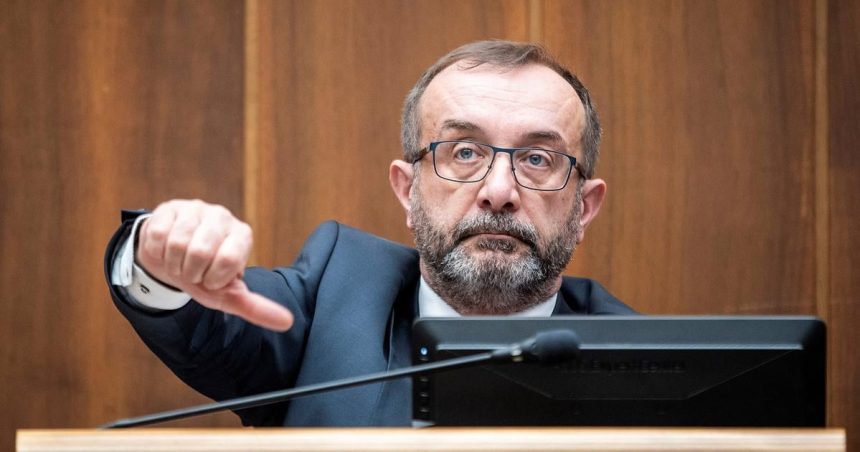 Zrusenie zakona o transformacii Uradu na ochranu oznamovatelov prostrednictvom prilepku je podla Puciho casovo najvyhodnejsie