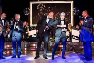 Zupan Trnka otvaral sampanske sabrazou Kraj a jeho organizacia investovali na plesy tisice