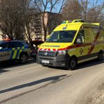 cestu v meste zablokovala nehoda tri osoby vratane dietata boli prevezene do nemocnice