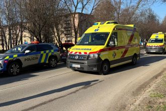 cestu v meste zablokovala nehoda tri osoby vratane dietata boli prevezene do nemocnice