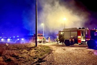 dvaja ludia zomreli horiaca strecha sa prepadla do rodinneho domu