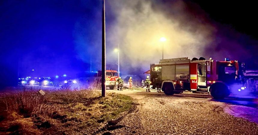 dvaja ludia zomreli horiaca strecha sa prepadla do rodinneho domu