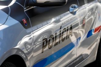 po zrazke policajneho a osobneho vozidla previezli do nemocnice tri osoby