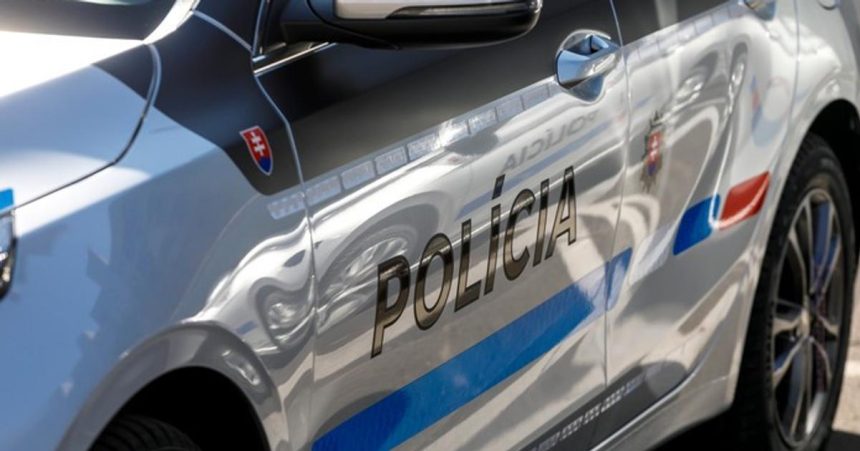 po zrazke policajneho a osobneho vozidla previezli do nemocnice tri osoby