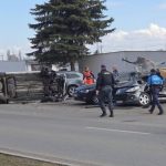 sokujuce moment na sidlisku vodic znicil tri zaparkovane aut