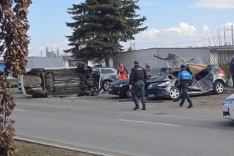 sokujuce moment na sidlisku vodic znicil tri zaparkovane aut