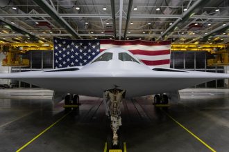 Americke letectvo odhalilo prve testy tankovania za letu bombardera B 21 Raider