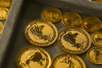 Cena zlata mierne klesla pohybuje sa pod 4660 dolarov za uncu