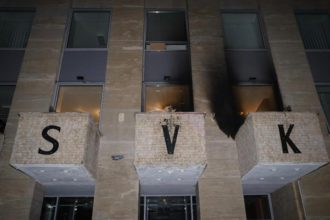 Cudzinec ktory zautocil zapalnymi flasami na Rusky dom v Prahe sa sam prihlasil na policii