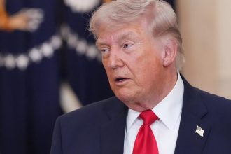 Demokrati podavaju zalobu na Trumpa za tvrdy zasah proti hlasovaniu postou