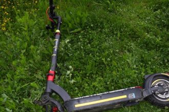 Do aut a s opitou vodick ou narazila kolobezka s troma dievcatami Podla sudu sa dopustili chyby vsetci