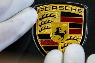 Dodavky Porsche zakaznikom v 1 kvartali klesli o viac ako desatinu