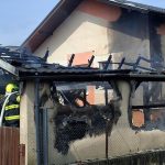 Horela garaz s autom plamene sa rozsirili aj na strechu domu