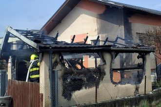 Horela garaz s autom plamene sa rozsirili aj na strechu domu
