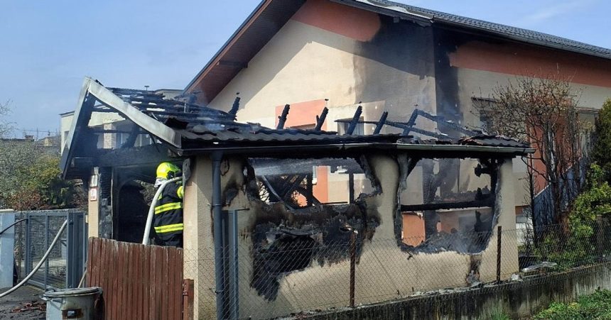 Horela garaz s autom plamene sa rozsirili aj na strechu domu