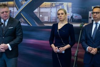 Lacny benzin na Slovensku je podla Fica neudrzatelny Slovnaft uz vracia ropu