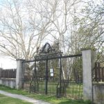 Ludia sa vyhybaju parku Na novy traktor nasli peniaze na opravu brany uz nie Obavaju sa ze spadne