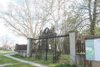 Ludia sa vyhybaju parku Na novy traktor nasli peniaze na opravu brany uz nie Obavaju sa ze spadne