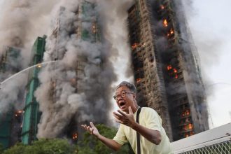 Muz ktoremu horela zena plac policajtov a povstanie Generacie Z Pozrite si vitazov World Press Photo