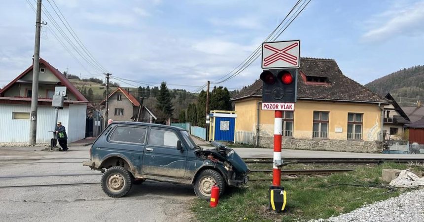 Na Orave doslo k zrazke vlaku s autom zranenia nie su hlasene