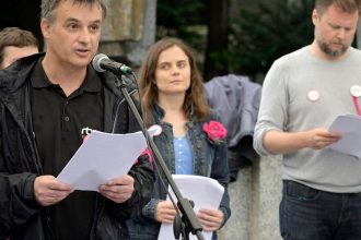 Napadnuty reporteri Brada Ako je mozne ze si niekto donesie taser na sud