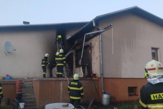 Plamene hasili dazdovou vodou susedia z turcianskej dediny zachranovali horiaci dom