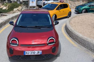 Renault Twingo je tazke neoblibit konkurentov predbieha so sirokym usmevom