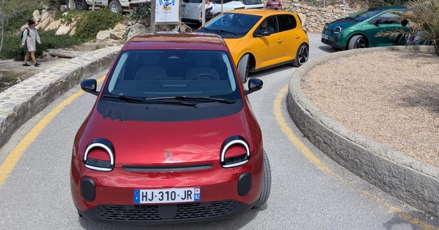 Renault Twingo je tazke neoblibit konkurentov predbieha so sirokym usmevom