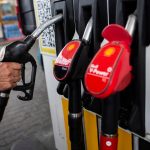 Rozdiely v cenach nafty pre domace a zahranicne vozidla narastaju tvrdi Institut financnej politiky