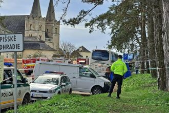 V Spiskom Podhradi pozehnaju pamatnik trom diecatam ktore tragicky zahynuli