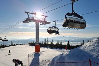 V Tatranskej Lomnici uzavreli sezonu na Strbskom Plese sa este lyzuje