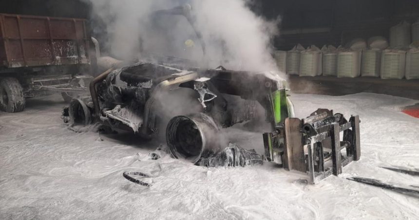 V polnohospodarskej hale doslo k pozariu poskodena je strecha aj nakladac skoda sa odhaduje na 140tisic