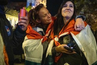 Volby sa premenili na fiestu V Budapesti najprv horeli fakle potom ich vystriedalo techno
