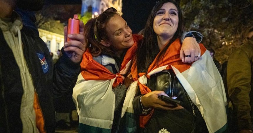 Volby sa premenili na fiestu V Budapesti najprv horeli fakle potom ich vystriedalo techno