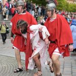 Ziva krizova cesta spoji tisice ludi pri autentickom prezivani Velkho piatku