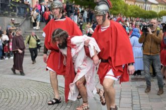 Ziva krizova cesta spoji tisice ludi pri autentickom prezivani Velkho piatku