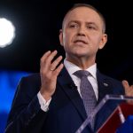 prezidentske volby v polsku by opat vyhral nawrocki na jeho chbat dycha sikorski ukazal prieskum