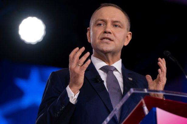 prezidentske volby v polsku by opat vyhral nawrocki na jeho chbat dycha sikorski ukazal prieskum