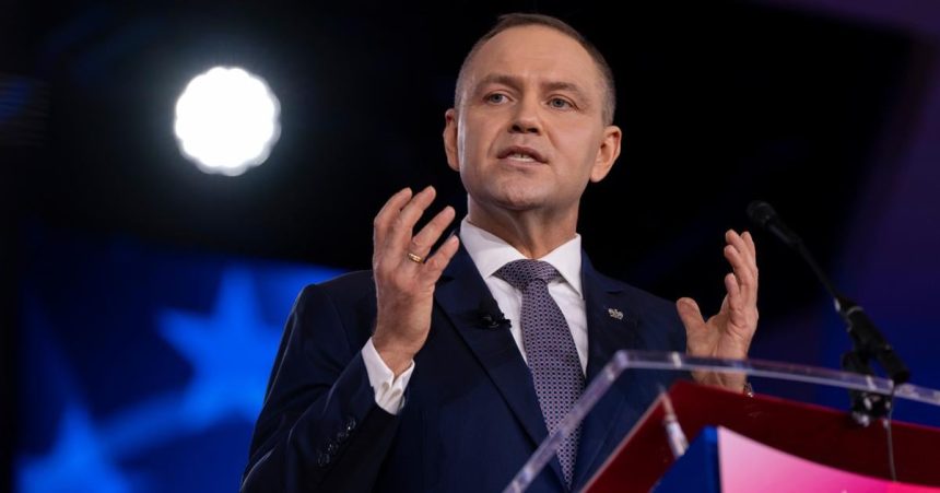 prezidentske volby v polsku by opat vyhral nawrocki na jeho chbat dycha sikorski ukazal prieskum