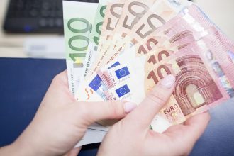 zisky vlani klesli druhy rok po sebe mzdy vsak rastli rychlejsie ako inflacia