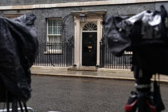 Britsku vladu opustili dalsie dve clenky