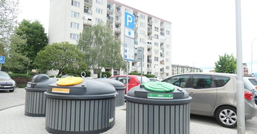 Ludia stali na cipovych listkoch v radoch pocas prveho dna ich rozdali stovky Nove kontajnery otvoria v juni